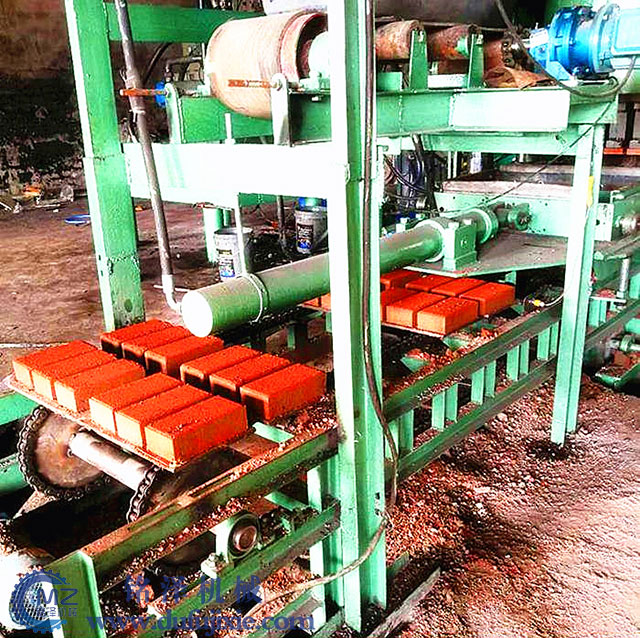 液壓透水磚機(jī)客戶現(xiàn)場