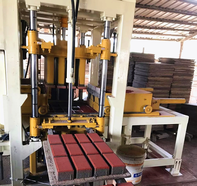 小型透水磚機客戶現(xiàn)場