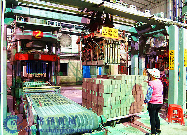 廣西全自動液壓壓磚機客戶現(xiàn)場